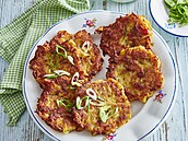 Bramboráky se slaninou, salát