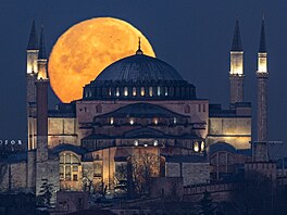 Úplnk nad velkou meitou Hagia Sofia v Istanbulu. (26. prosince 2023)