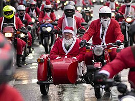Motorkái v kostýmech Santa Clause jedou v srbském Blehrad v prvodu do...