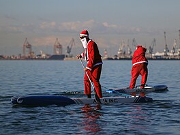 lenové paddleboardaského klubu pevleení za Santa Clause v ecké Soluni....