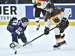 Oiva Keskinen a Jakob Webe bojují o puk.