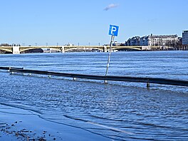 V Budapeti se vylila z beh eky Dunaj. (27. prosince 2023)