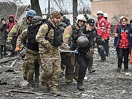 Policie a armáda nesou tlo místního obyvatele na míst ruského raketového...