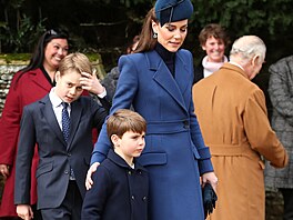 Princové George a Louis s maminkou Kate pi odchodu z tradiní vánoní...