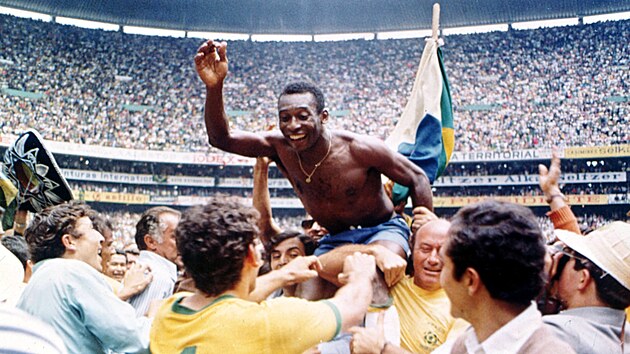 Pelé na ramenou svých spoluhráčů po vítězství nad Itálií ve finále mistrovství...