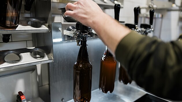 V minipivovaru Petr Hauskrecht uva�� ro�n� p�es jeden a p�l milionu p�llitr� piva.