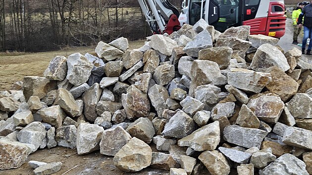 Hrz rybnka v Mrkotn se podailo hasim za pouit bezmla 300 tun kamene stabilizovat. (25. prosince 2023)