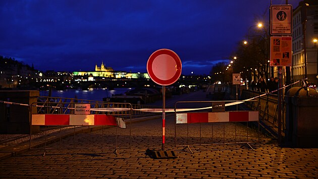 V Praze jsou uzaveny nplavky. (25. prosince 2023)