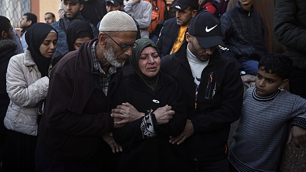 Palestinci truchl za sv pbuzn, kte zahynuli pi izraelskm bombardovn v Chn Jnisu v Psmu Gazy. (24. prosince 2023)