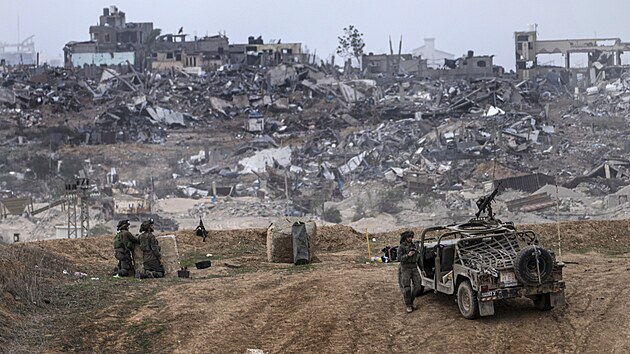 Vozidla izraelsk armdy a vojci u hranic s Psmem Gazy na jihu Izraele. (23. prosince 2023)