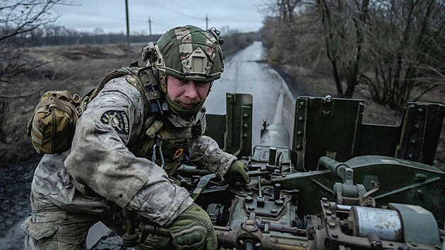 Písluník ukrajinské útoné brigády Fury obsluhuje dlo S60 u frontového msta...