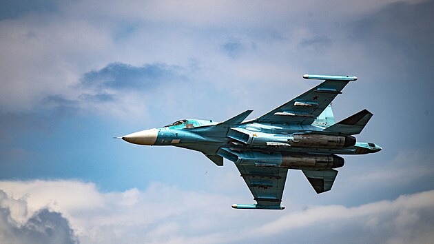 Rusk bitevnk Suchoj Su-34 let na neznmm mst na Ukrajin. (16. ervence 2022)