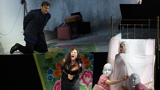 (Zleva) Jonas Kaufmann, Kristina Mkhitaryanov a Asmik Grigorianov obklopen obmi panenkami v inscenaci Pucciniho Turandot ve Vdesk sttn opee