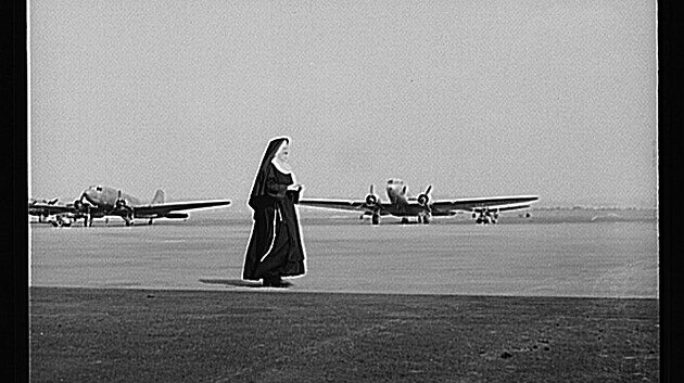 Sestra Mary Aquinas Kinskey prochz kolem hangru na letiti ve Washingtonu. Sama byla dritelkou pilotn licence.