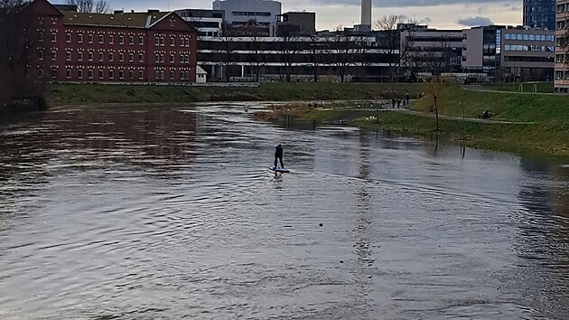 Rozvodn�n� Moravy se rozhodl vyu��t i nezn�m� dobrodruh na paddleboardu.