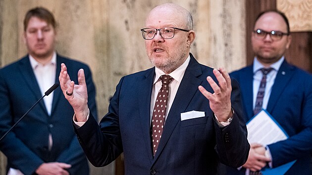 Ministr zdravotnictv� Vlastimil V�lek se sv�mi n�m�stky bilan�n� tiskov� konferenci (21. prosince 2023)