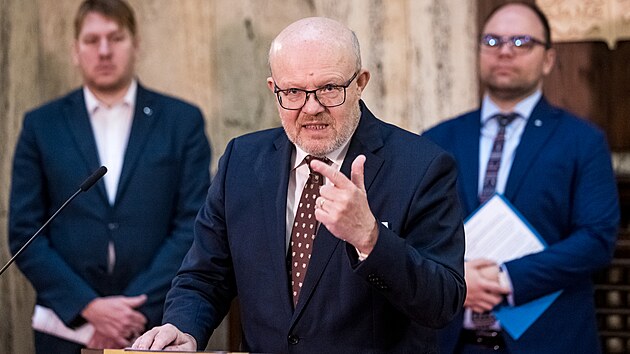 Ministr zdravotnictv� Vlastimil V�lek se sv�mi n�m�stky bilan�n� tiskov� konferenci (21. prosince 2023)