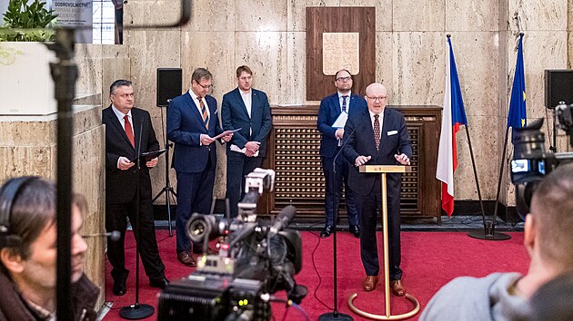 Ministr zdravotnictv� Vlastimil V�lek se sv�mi n�m�stky bilan�n� tiskov� konferenci (21. prosince 2023)