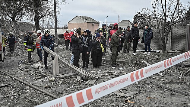 Zchrani, policist a lenov zdravotnickho personlu pracuj na mst ruskho raketovho deru v Zporo na Ukrajin. (29. prosince 2023)
