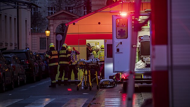 Policie zasahuje na nmst Jana Palacha v Praze u nahlen stelby ve kole. (21. prosince 2023)