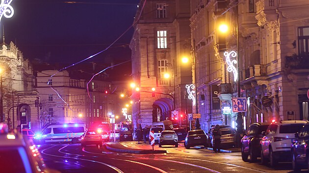 Policie zasahuje na nmst Jana Palacha v Praze u nahlen stelby ve kole....