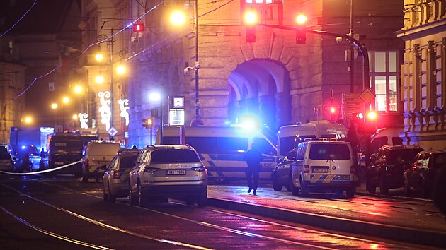 Policie zasahuje na n�m�st� Jana Palacha v Praze u nahl�en� st�elby ve �kole. (21. prosince 2023)