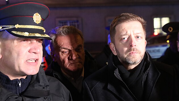 Ministr vnitra Vt Rakuan a policejn prezident Martin Vondrek vystoupili na tiskov konferenci po tragick udlosti, kter se stala na Filozofick fakult v Praze.  (21. prosince 2023)