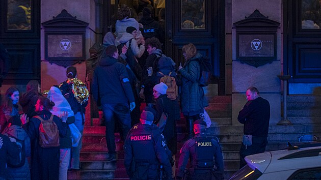 Policie zasahuje na nmst Jana Palacha v Praze u nahlen stelby ve kole. (21. prosince 2023)