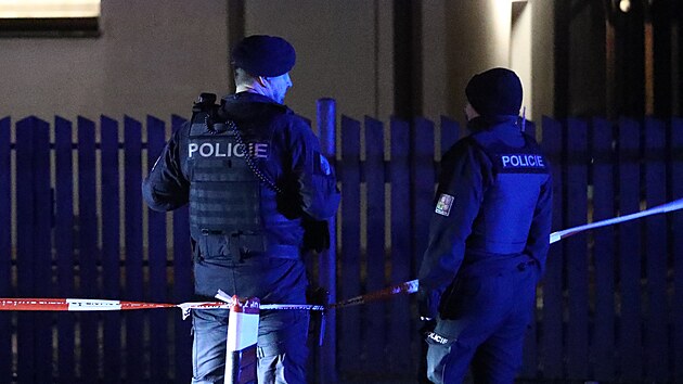 Policist� v souvislosti se st�elbou na univerzit� zasahuj� v rodinn�m dom� na Kladensku. (21. prosince 2023)