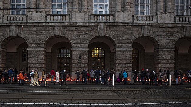 Filozofick fakulta byla po stelb uzavena a obehnna policejnmi pskami. Kdy tam policie umonila vstup, zaali lid pinet kvtiny a svky. (25. prosince 2023)