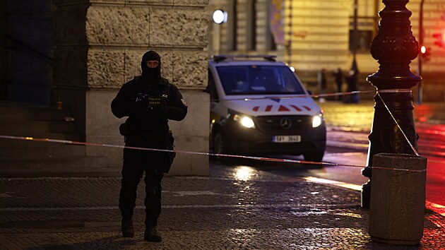 Policisté stále pokraují ve vyetování na Filozofické fakult UK v Praze, kde...