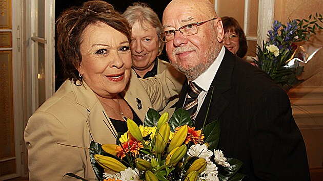 Jiřina Bohdalová a Václav Hybš po koncertě ke kapelníkovým 75. narozeninám na Žofíně, za nimi stojí zpěvák Václav Neckář (22. září 2010)