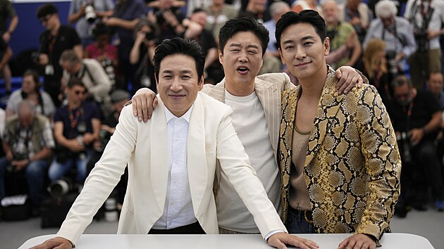 Jihokorejsk herec Lee Sun-kyun (uprosted) se svmi kolegy. (27. prosince 2023)