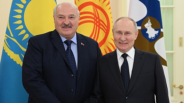 Rusk prezident Vladimir Putin spolu s bloruskm prezidentem Alexandrem Lukaenkem na zasedn Nejvy eurasijsk ekonomick rady v Petrohrad (25. prosince 2023)
