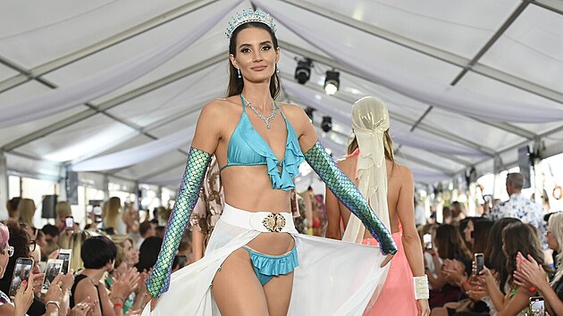Krist�na Schickov� na p�ehl�dce Beach Swan na Fashion Night �pilberk (�erven 2023)