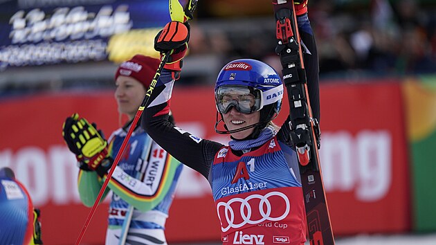 Amerianka Mikaela Shiffrinov se raduje z vtzstv ve slalomu v rakouskm...