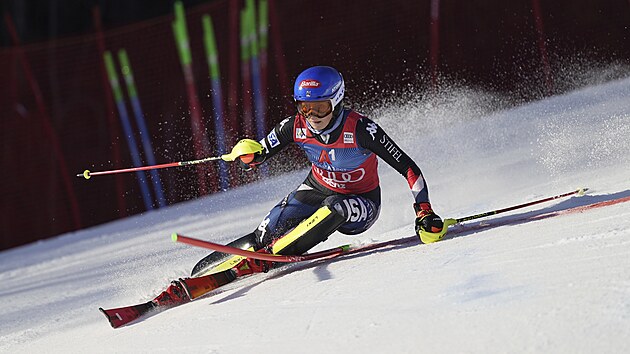 Amerianka Mikaela Shiffrinov jede slalom v rakouskm Lienzu.