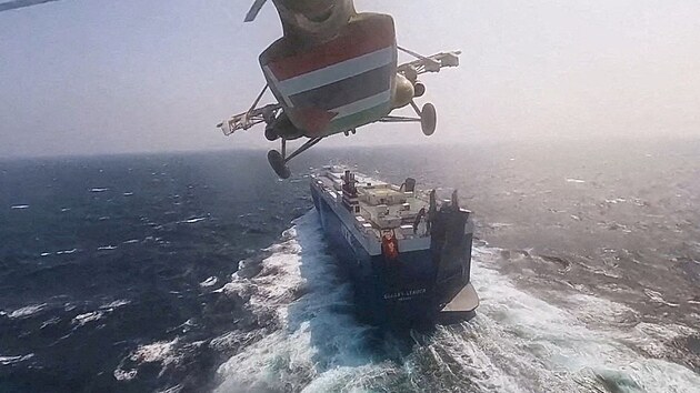 Vrtulník povstaleckých jemenských Húsi pelétá nad nákladní lodí Galaxy Leader...
