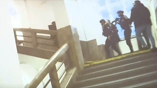 Policie na tiskov konferenci ukzala zbry ze zsahu uvnit budovy Filozofick fakulty Univerzity Karlovy.