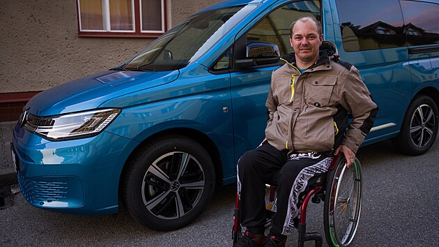 Josef Stehno upoutan na invalidn vozk m radost, e mu lid pispli na nov auto.