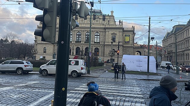 Ped budovou Filosofick fakulty Univerzity Karlovy se po nejtragitj stelb v esk republice nachz stan eskho ervenho ke. (22. prosince 2023)