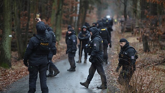 Pokra�uje prohled�v�n� m�sta dvojn�sobn� vra�dy v Kl�novic�ch. (20. prosince 2023)