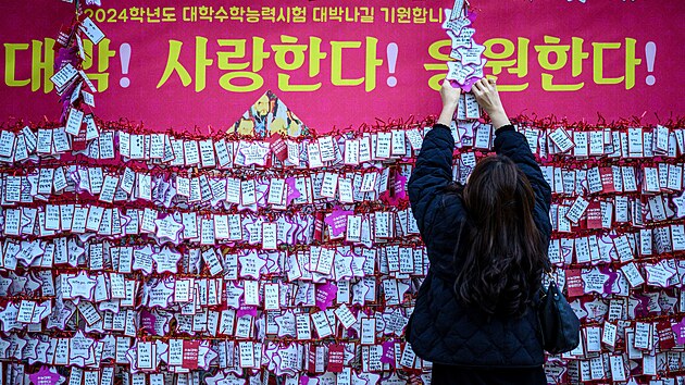 Lid v na tabuli v buddhistickm chrmu ogjesa v Soulu pn spchu svch dt pi pijmacch zkoukch na vysok koly. (15. listopadu 2023)