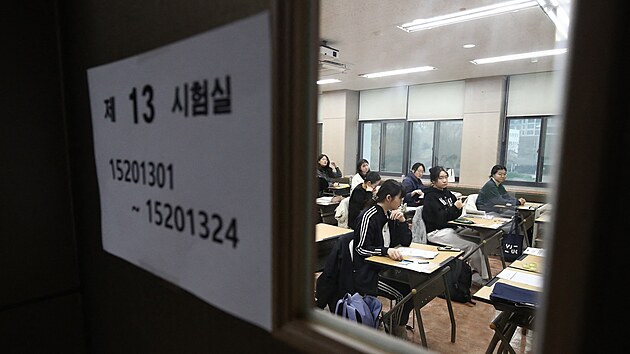 Jihokorejt studenti ekaj v jedn ze kol v Soulu na zahjen pijmacch zkouek na vysok koly, znmch jako Suneung. (16. listopadu 2023)