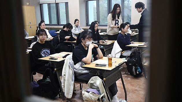 Jihokorejt studenti ekaj v jedn ze kol v Soulu na zahjen pijmacch zkouek na vysok koly, znmch jako Suneung. (16. listopadu 2023)