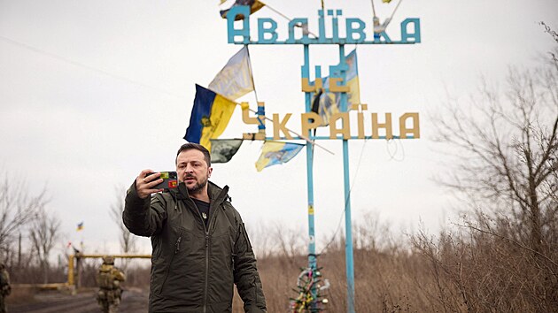 Ukrajinsk prezident Volodymyr Zelenskyj navtvil msto Avdijivka v Donck oblasti. Natoil video ped npisem Avdijivka je Ukrajina. (29. prosince 2023)