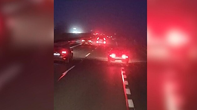 Opil� �of�r kli�koval na d�lnici D46 a ohro�oval dal�� �idi�e. Jednou naj�d�l do lev�ho pruhu, pak zas do odstavn�ho nebo odbo�ovac�ho.