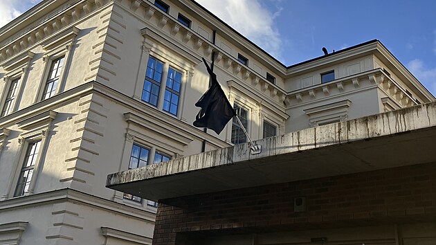 Na budov Filozofick fakulty Masarykovy univerzity v Brn vlaje ern vlajka.
