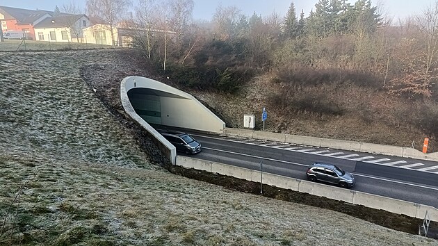 Jihlavsk� tunel je s 304 metry nejdel��m na Vyso�in�. Rychlost je v n�m omezena na 60 kilometr� v hodin�, �idi�e hl�daj� radary.