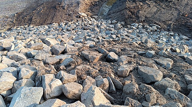 U prostedn vpust hrz zpevuje 300 tun kamene. Bez dal opravy se ale hrz neobejde.